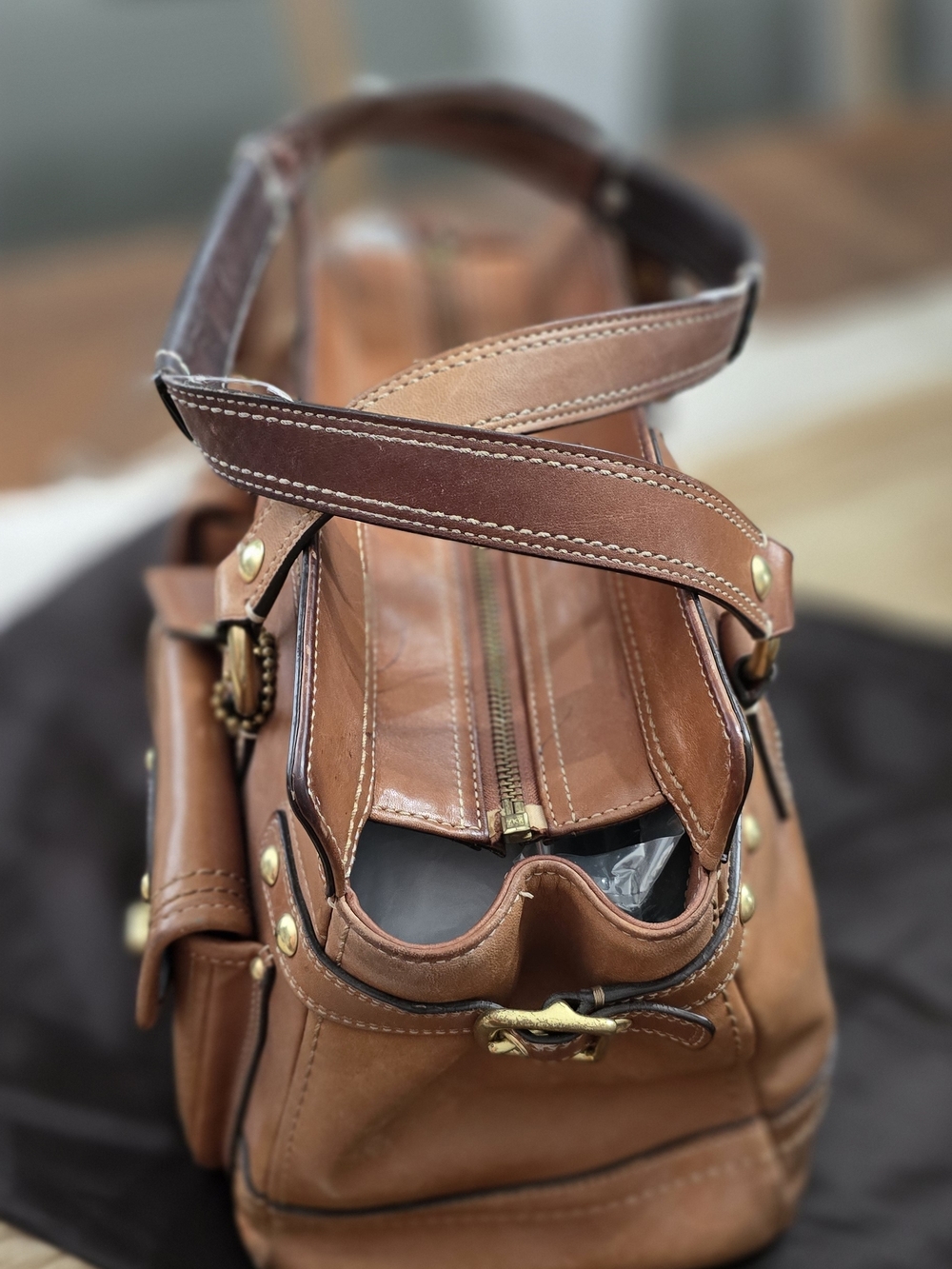 VINTAGE Coach Tan Brown Leather Shoulder Bag with Front Pocket Details - Picture 3 of 7